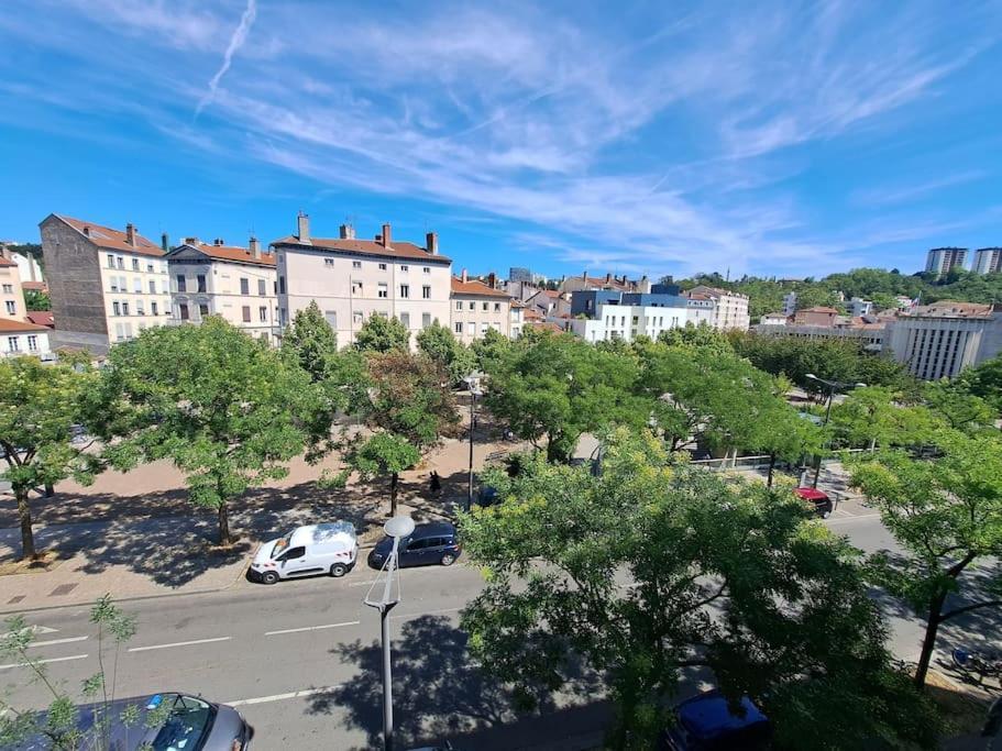 Le Valmy: Appartement Lumineux Au Pied Du Metro Lyon Eksteriør billede