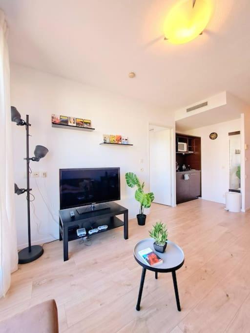 Le Valmy: Appartement Lumineux Au Pied Du Metro Lyon Eksteriør billede