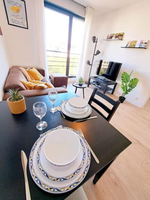 Le Valmy: Appartement Lumineux Au Pied Du Metro Lyon Eksteriør billede