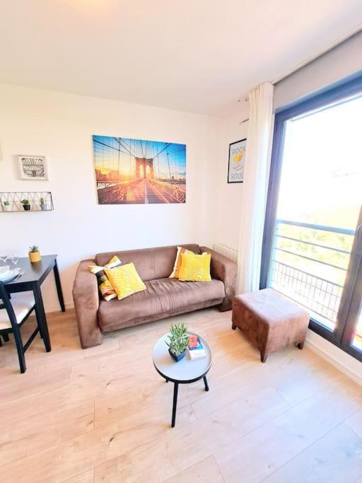 Le Valmy: Appartement Lumineux Au Pied Du Metro Lyon Eksteriør billede