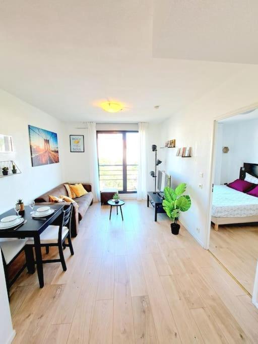 Le Valmy: Appartement Lumineux Au Pied Du Metro Lyon Eksteriør billede