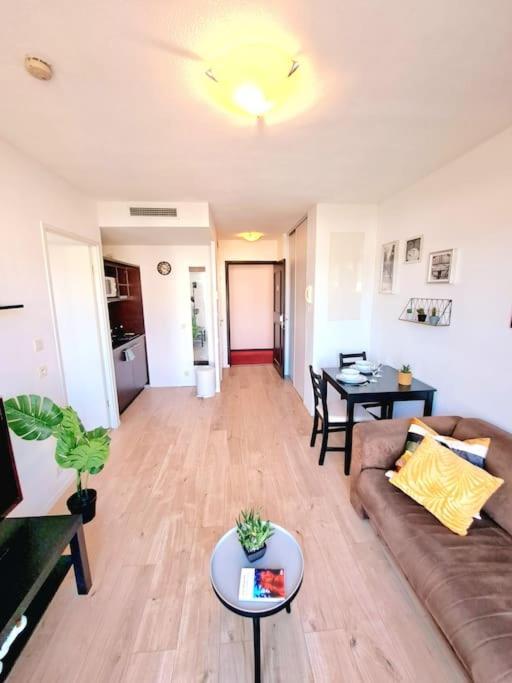 Le Valmy: Appartement Lumineux Au Pied Du Metro Lyon Eksteriør billede