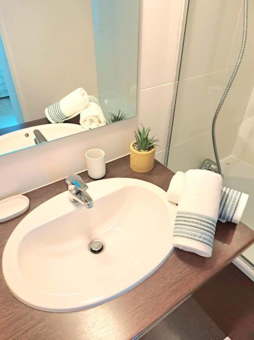 Le Valmy: Appartement Lumineux Au Pied Du Metro Lyon Eksteriør billede