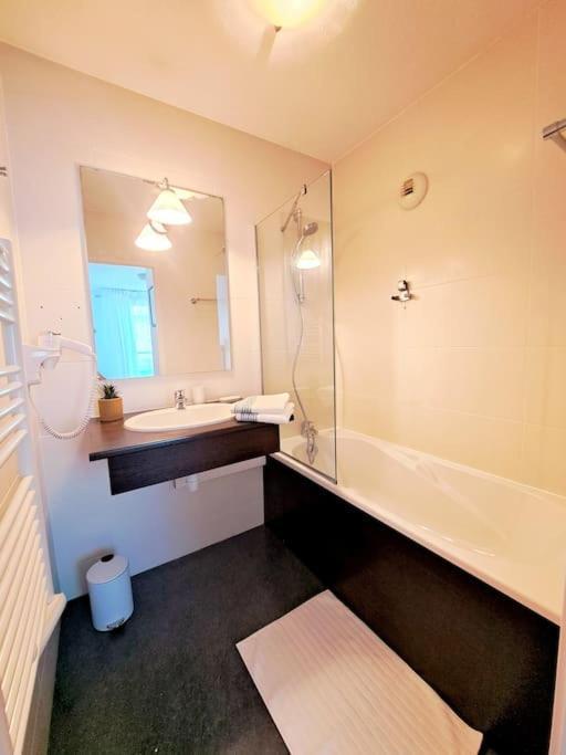 Le Valmy: Appartement Lumineux Au Pied Du Metro Lyon Eksteriør billede